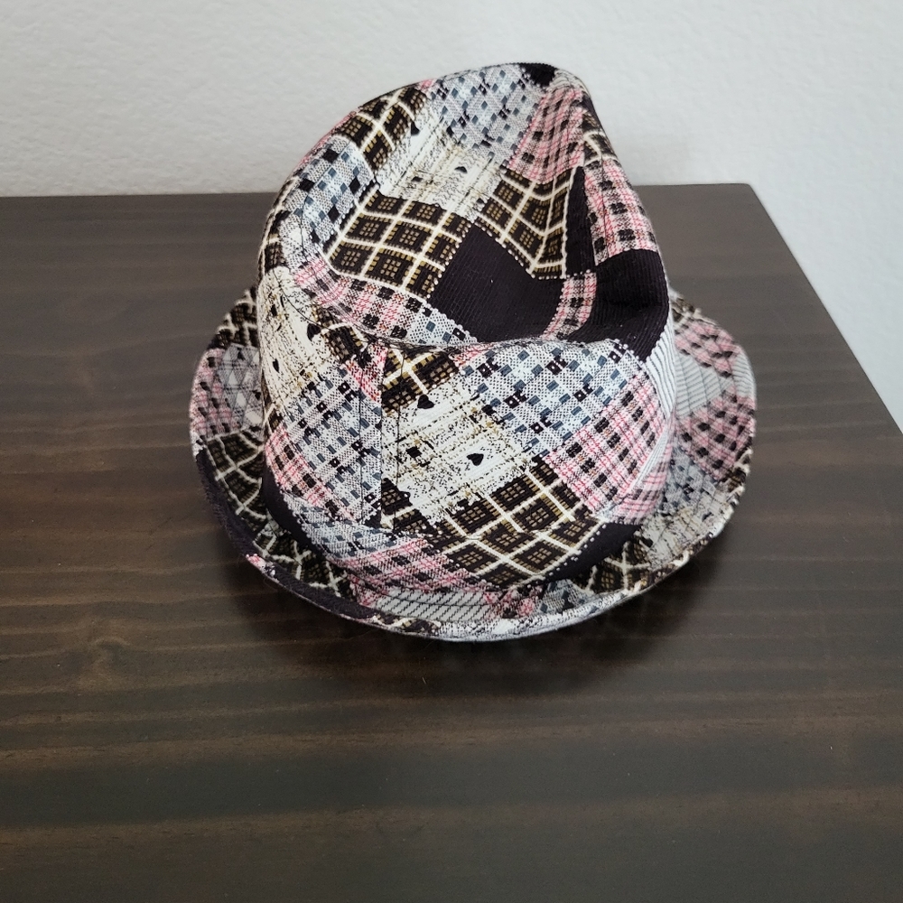 Adorable multicolored hat - Picture 3 of 3